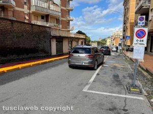 Viterbo - I cordoli della pista ciclabile in via della Pila