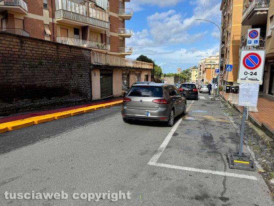 Viterbo - I cordoli della pista ciclabile in via della Pila