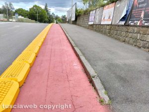 Viterbo - Cordoli gialli della pista ciclabile in via Sabotino