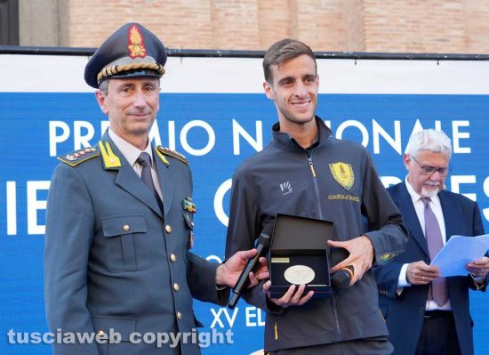 Soriano - Il premio Pietro Calabrese 2026 - Il marciatore Francesco Fortunato delle fiamme gialle campione mondiale con il comandante provinciale della guardia di Finanza Carlo Pasquali