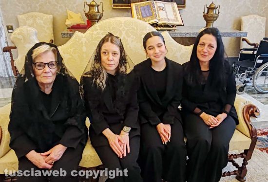 L'incontro di Italo Leali con papa Leone XIV - La madre di Italo Maria Teresa Verdinelli, la sorella Alessia, la figlia Ludovica e Deborah Della Porta