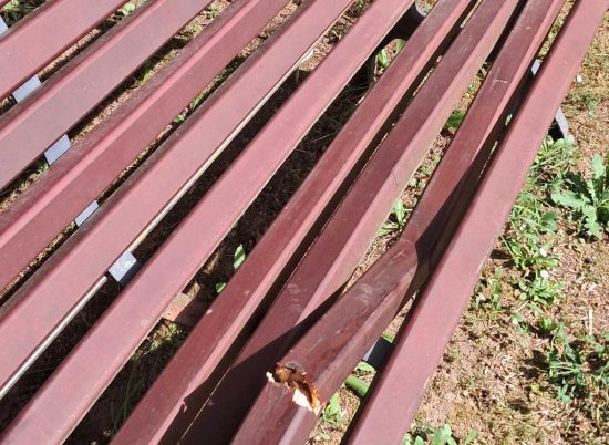 Viterbo - San Lazzaro, vandalizzata la panchina al giardino della Memoria