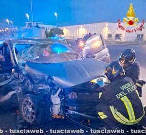 Civitavecchia - Auto contro il muro alla rotatoria