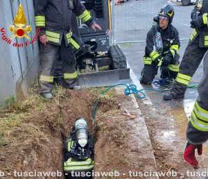 Fuga di gas durante lavori di scavo, intervento dei vigili del fuoco