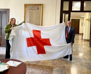 Viterbo - La bandiera della Croce rossa italiana in prefettura