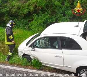 Allumiere – Due auto si scontrano sulla Braccianese Claudia - Intervento dei vigili del fuoco di Civitavecchia