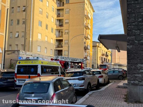 Viterbo - Donna cade in casa e batte la testa, soccorsa dai vigili del fuoco