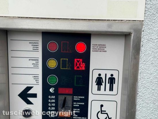 Viterbo - Piazza del Sacrario, bagni pubblici già fuori uso un mese dopo la riapertura