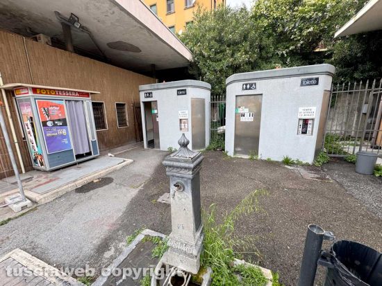 Viterbo - Piazza del Sacrario, bagni pubblici già fuori uso un mese dopo la riapertura