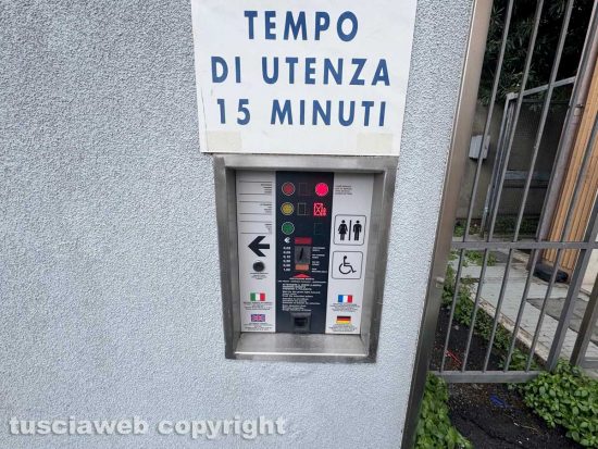 Viterbo - Piazza del Sacrario, bagni pubblici già fuori uso un mese dopo la riapertura