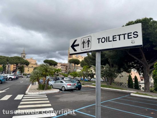 Viterbo - Piazza del Sacrario, bagni pubblici già fuori uso un mese dopo la riapertura