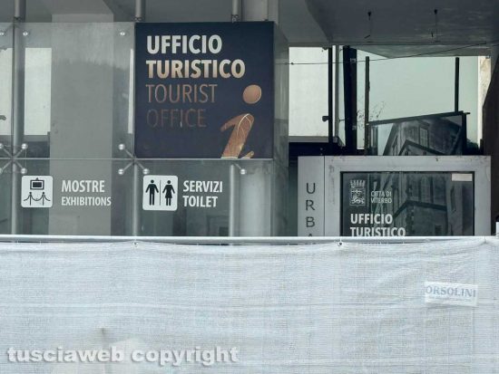 Viterbo - Piazza del Sacrario, bagni pubblici già fuori uso un mese dopo la riapertura
