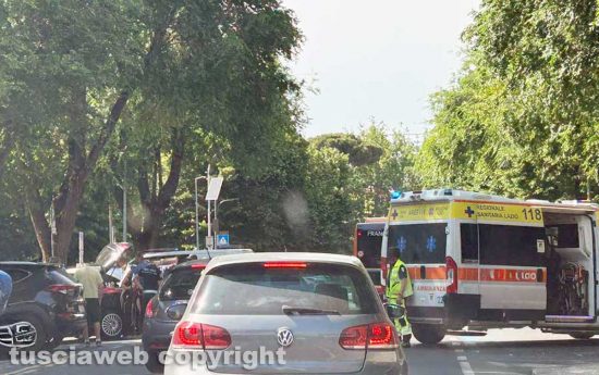 Viterbo - Carabinieri e 118 in viale Trento