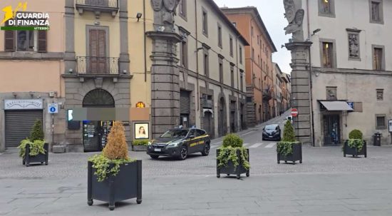 Viterbo - La guardia di finanza a piazza del Comune