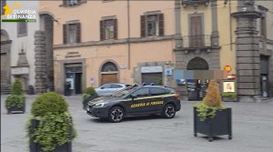 Viterbo - La guardia di finanza a piazza del Comune