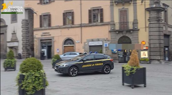 Viterbo - La guardia di finanza a piazza del Comune