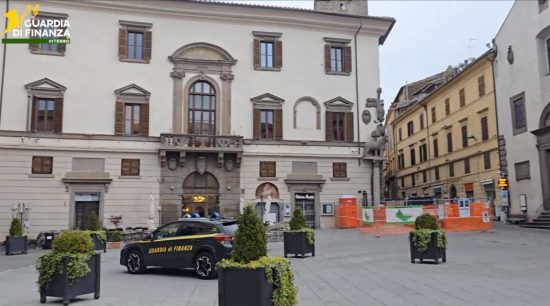 Viterbo - La guardia di finanza a piazza del Comune