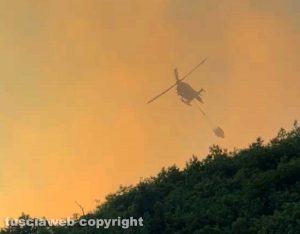 Incendio a Canepina - Elicottero in azione