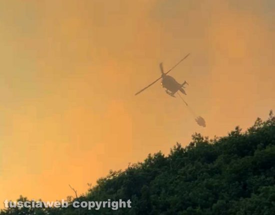 Incendio a Canepina - Elicottero in azione