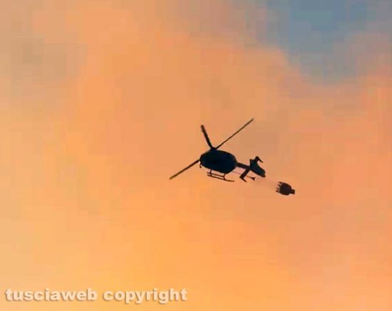 Incendio a Canepina - Elicottero in azione