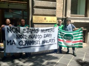 Il sit-in della Femca Cisl sotto al Ministero