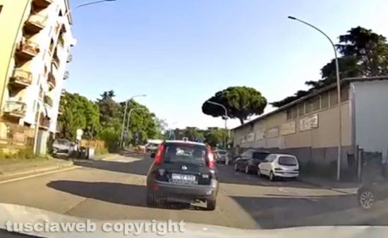 Viterbo - I carabinieri che hanno scortato l'auto in ospedale