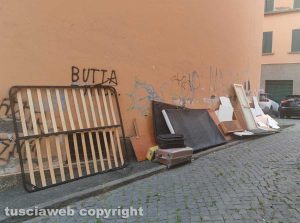 Degrado e mobili abbandonati in via Santa Rita