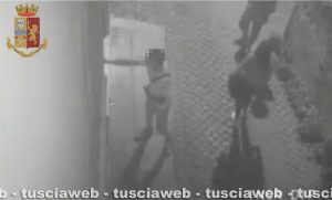 Viterbo – Scritte sul muro contro le forze dell’ordine