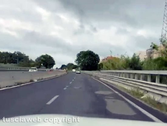 Buche, avvallamenti, rattoppi fatti male, è la superstrada - La statale 675 tra Viterbo e Bagnaia - La strada colabrodo dove è morto Riccardo delle Monache
