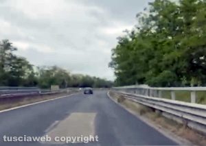 Buche, avvallamenti, rattoppi fatti male, è la superstrada - La statale 675 tra Viterbo e Bagnaia - La strada colabrodo dove è morto Riccardo delle Monache