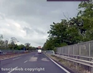Buche, avvallamenti, rattoppi fatti male, è la superstrada - La statale 675 tra Viterbo e Bagnaia - La strada colabrodo dove è morto Riccardo delle Monache