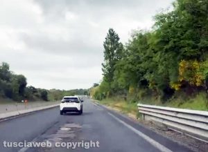 Buche, avvallamenti, rattoppi fatti male, è la superstrada - La statale 675 tra Viterbo e Bagnaia - La strada colabrodo dove è morto Riccardo delle Monache