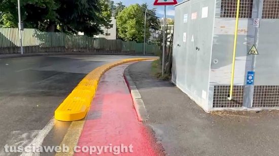 Viterbo - Cordoli della pista ciclabile in via Sabotino