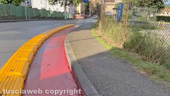 Viterbo - Cordoli della pista ciclabile in via Sabotino