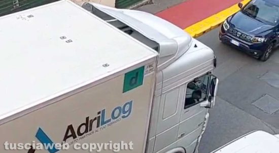 Viterbo - Cordoli gialli della ciclabile - Via della pia non permette più il transito di un campione un'auto