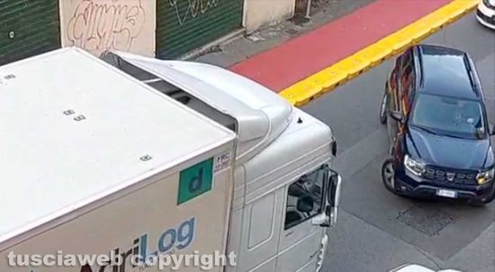 Viterbo - Cordoli gialli della ciclabile - Via della pia non permette più il transito di un campione un'auto