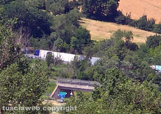 Auto in fiamme sull’A1 tra Attigliano e Orte, traffico in tilt
