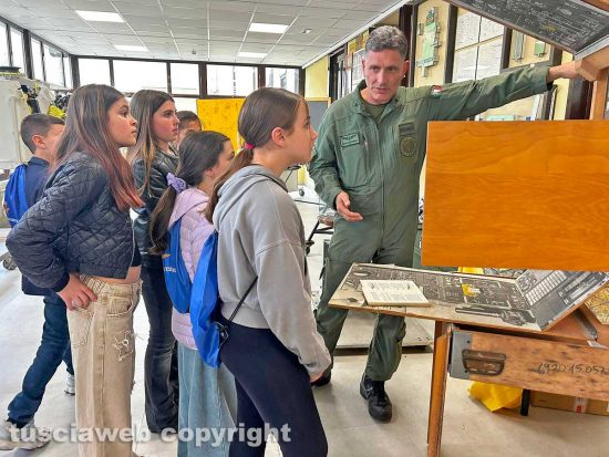Viterbo - Aviazione dell'esercito - La giunta comunale dei bambini con il generale di divisione Salvatore Annigliato