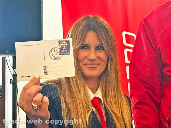 Viterbo - Aviazione dell'esercito - La referente territoriale di Poste italiane Roberta Nardi