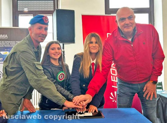 Viterbo - Aviazione dell'esercito - Il comandante Fabio Bianchi, la sindaca Gioia Maria Buzzi, Roberta Nardi e l’assessore all’Ambiente Giancarlo Martinengo
