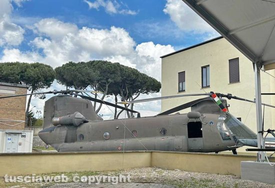 Viterbo - Aviazione dell'esercito - Elicottero Ch-47 Chinook nel museo del centro addestrativo
