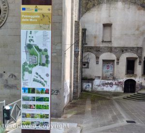 Viterbo - La cartellonistica posta al contrario