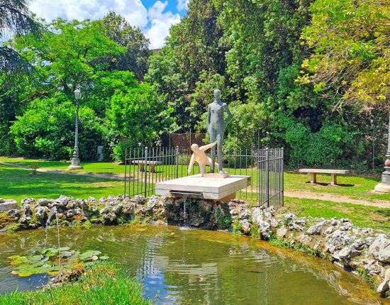 Civita Castellana - L'installazione dell'opera di Alessio Paternesi sulla Fontana delle Acque Vergini