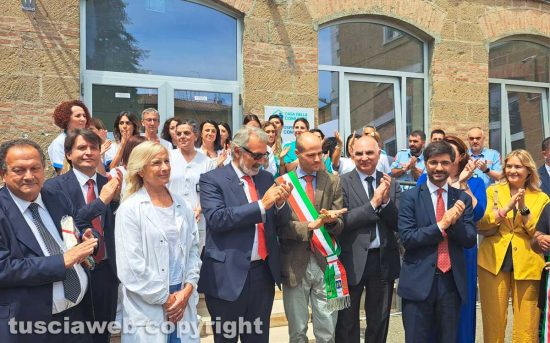 Ronciglione - Fabiola Passini coordinatrice infermieristica, Francesco Rocca presidente della Regione Lazio, Mario Mengoni il sindaco, Giovanni Biancalana e il consigliere regionale Daniele Sabatini