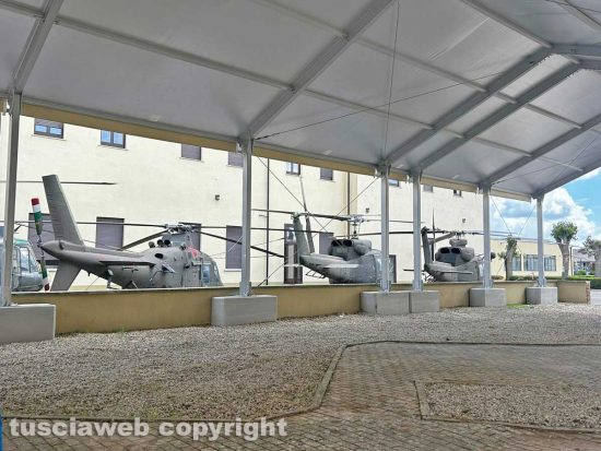 Viterbo - Aviazione dell'esercito - Elicotteri nel museo del centro addestrativo