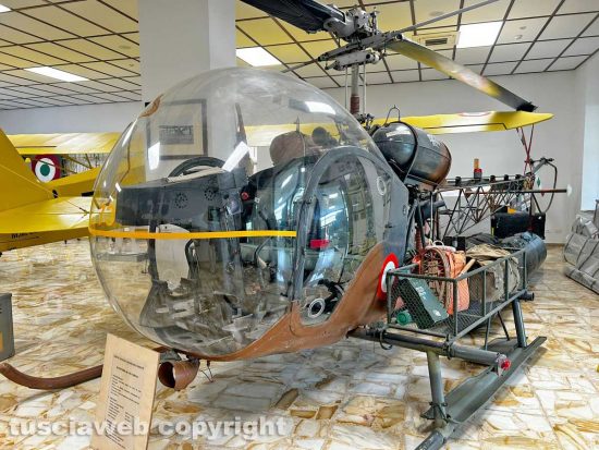 Viterbo - Aviazione dell'esercito - Elicottero nel museo del centro addestrativo