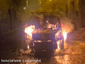 Auto in fiamme a Montefiascone