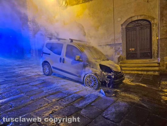 Auto in fiamme a MontefiasconeAuto in fiamme a Montefiascone
