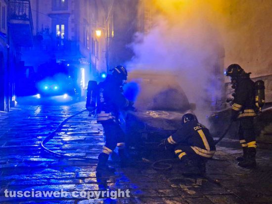 Auto in fiamme a Montefiascone