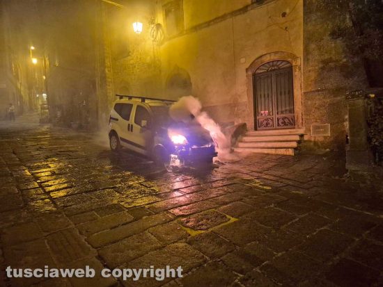 Auto in fiamme a Montefiascone